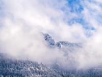Kampenwand Westflanke umgeben von Wolkenschwaden